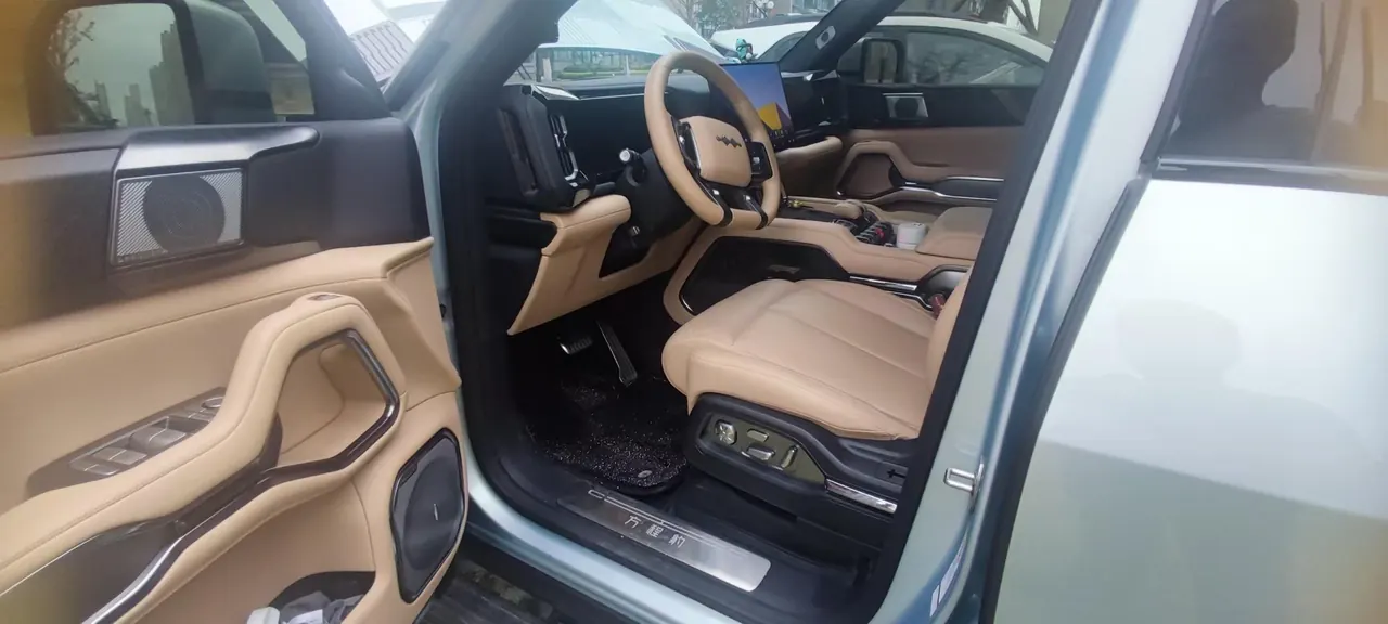 FangChengBao 2025 Leopard 8 2.0T Stepless Zhiyong Deluxe Edition 5-seat Automatic Gear 9