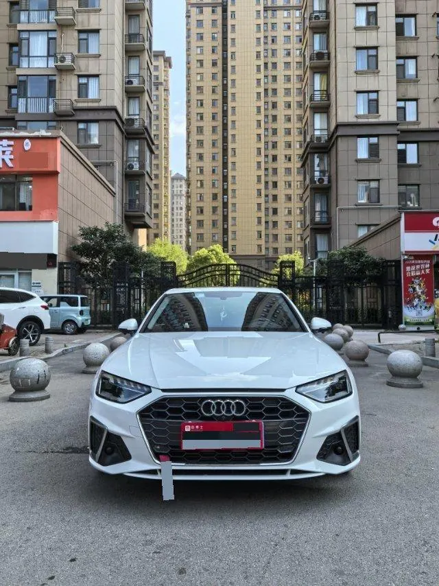 Audi 2022 A4L 2.0TFSI 35TFSI Fashion Dynamic Automatic 2