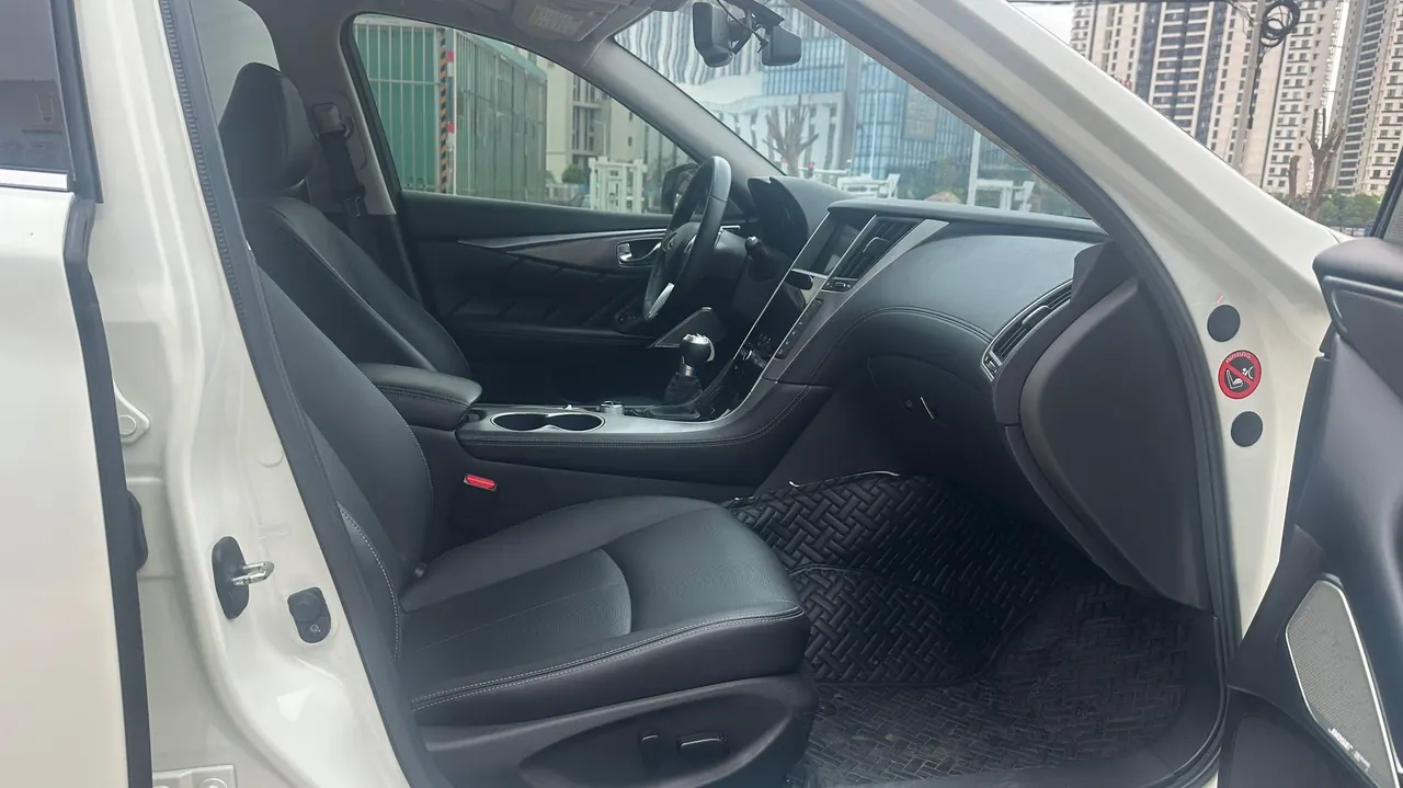 Infiniti 2021 Q50L 2.0T into the exclusive version of automatic gear 4