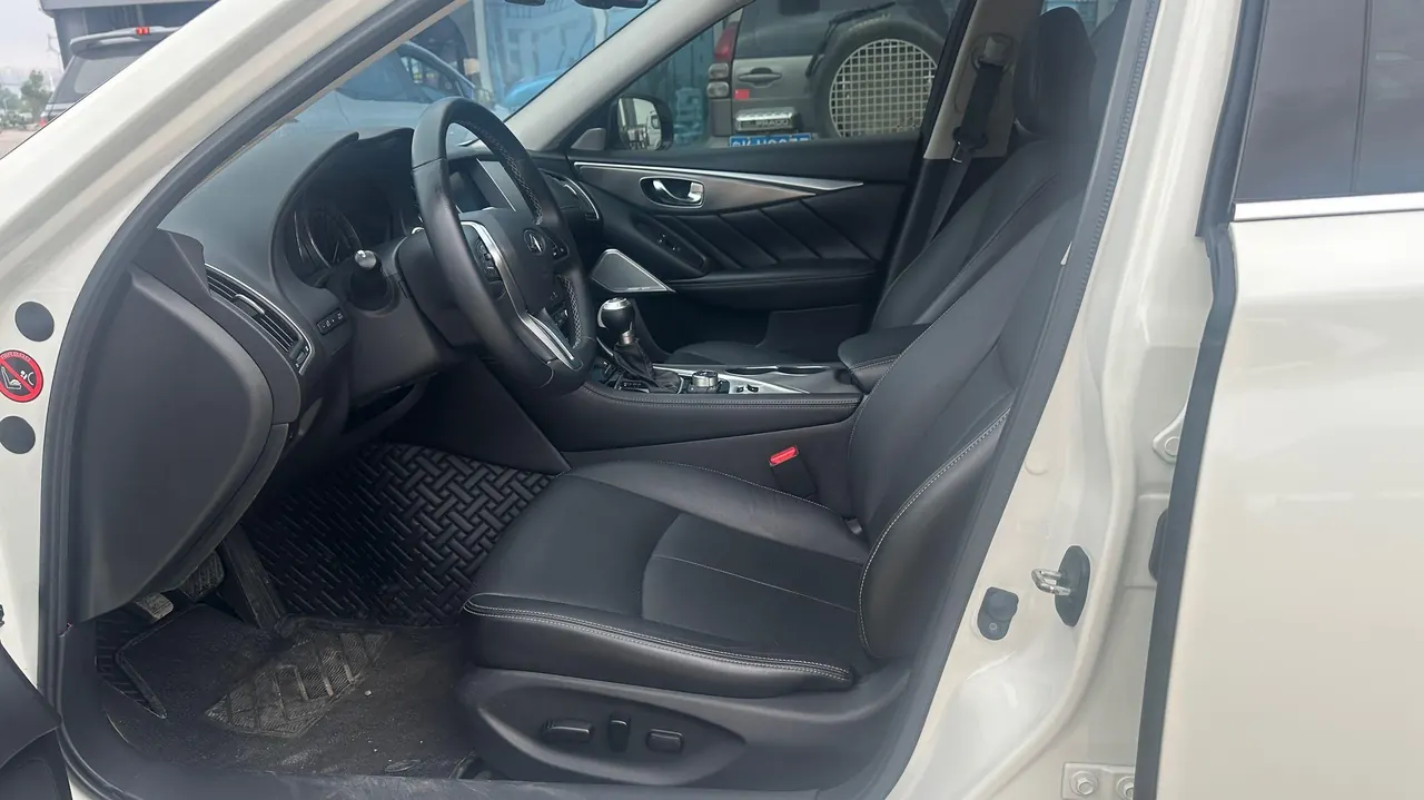 Infiniti 2021 Q50L 2.0T into the exclusive version of automatic gear 5