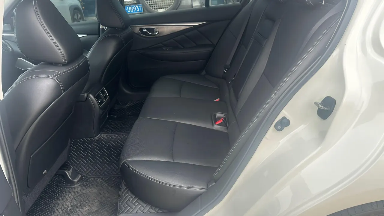 Infiniti 2021 Q50L 2.0T into the exclusive version of automatic gear 7