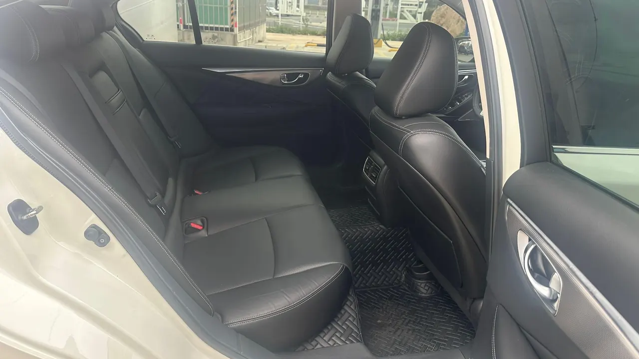 Infiniti 2021 Q50L 2.0T into the exclusive version of automatic gear 8