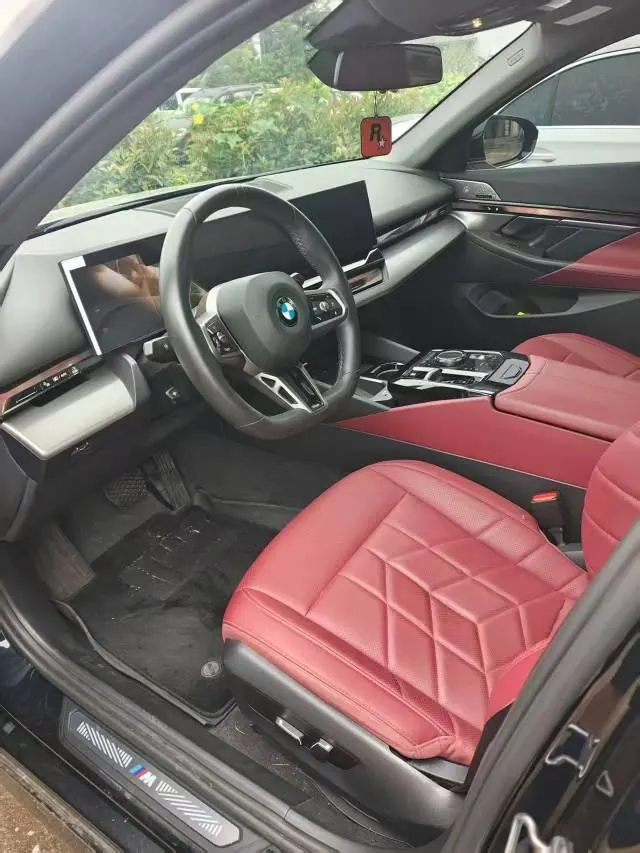 BMW 5 Series 2024 model 530Li 48V 2.0T Leading Edition M Sport Package Automatic 3