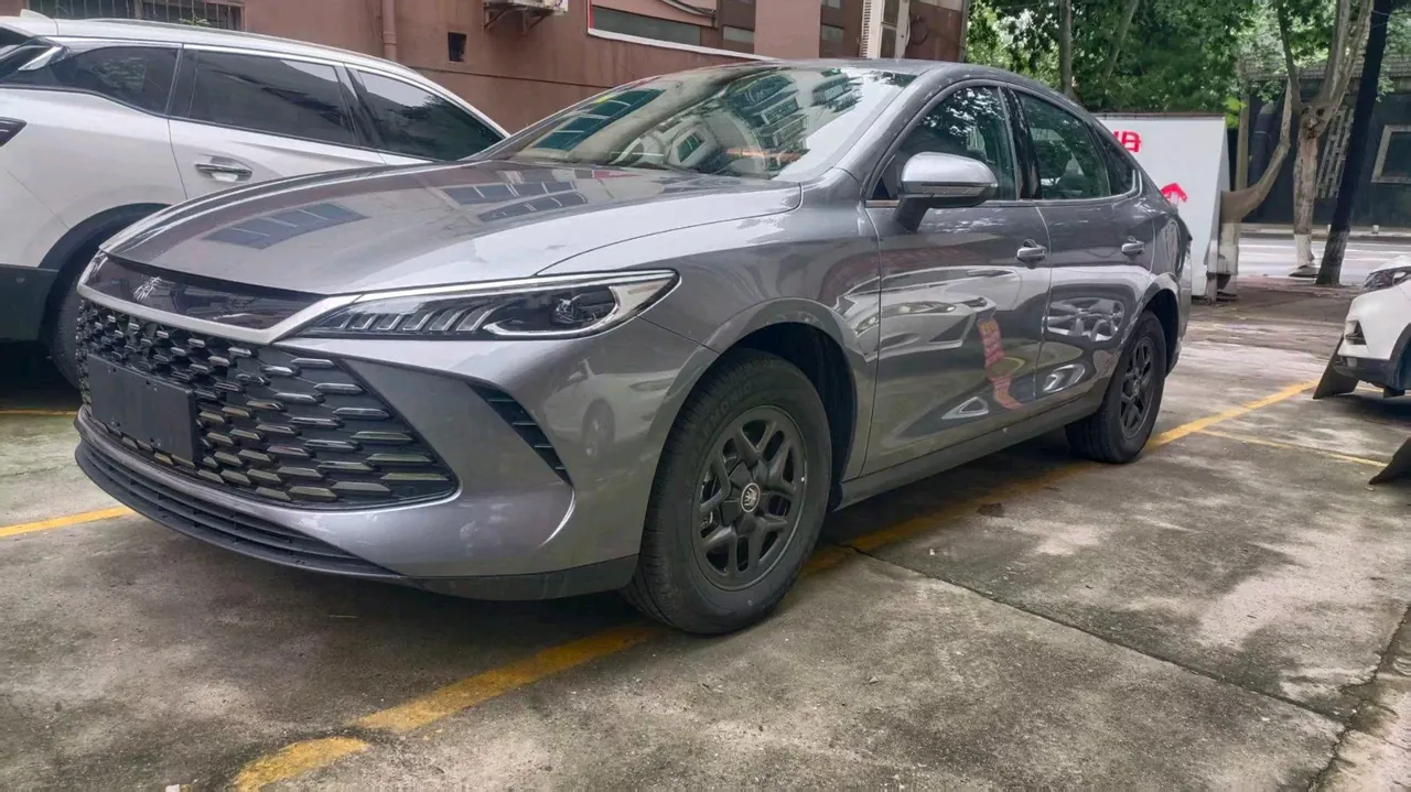 Открыть галерею: BYD 2026 Qin PLUS DM-i 1.5 CVT 128km Entry-Level Automatic