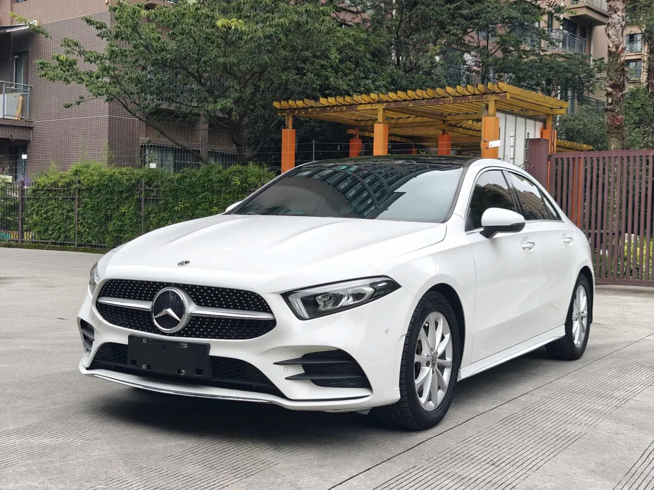 Открыть галерею: Mercedes Benz Class A 2021 A 200 L 1.3T Fashion Automatic Gear