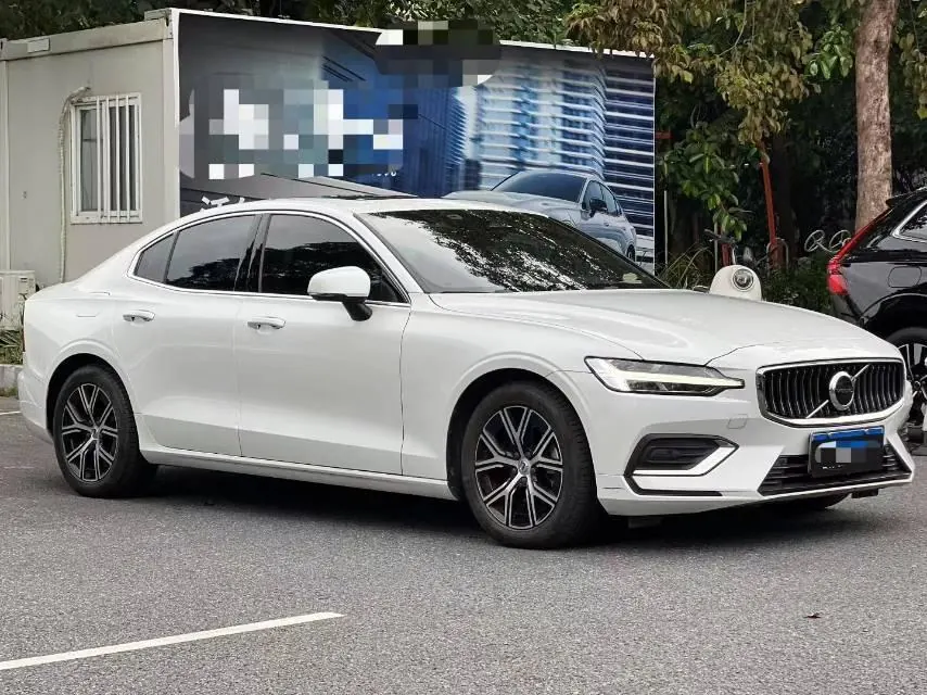 Volvo 2024 S60 48V 2.0T B4 Zhiyi Deluxe Edition Automatic Gear 3