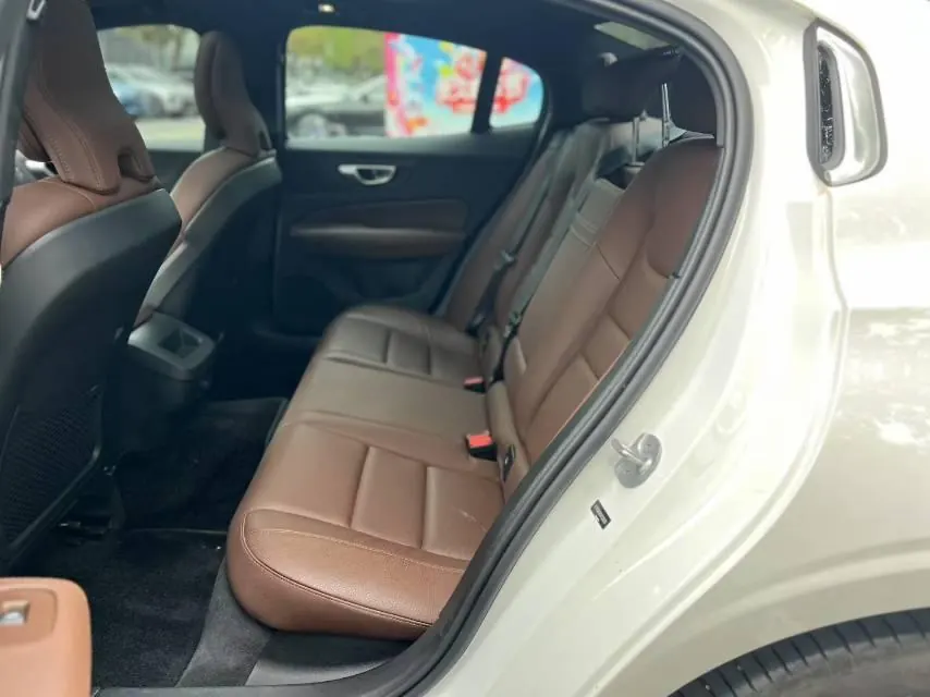 Volvo 2024 S60 48V 2.0T B4 Zhiyi Deluxe Edition Automatic Gear 7