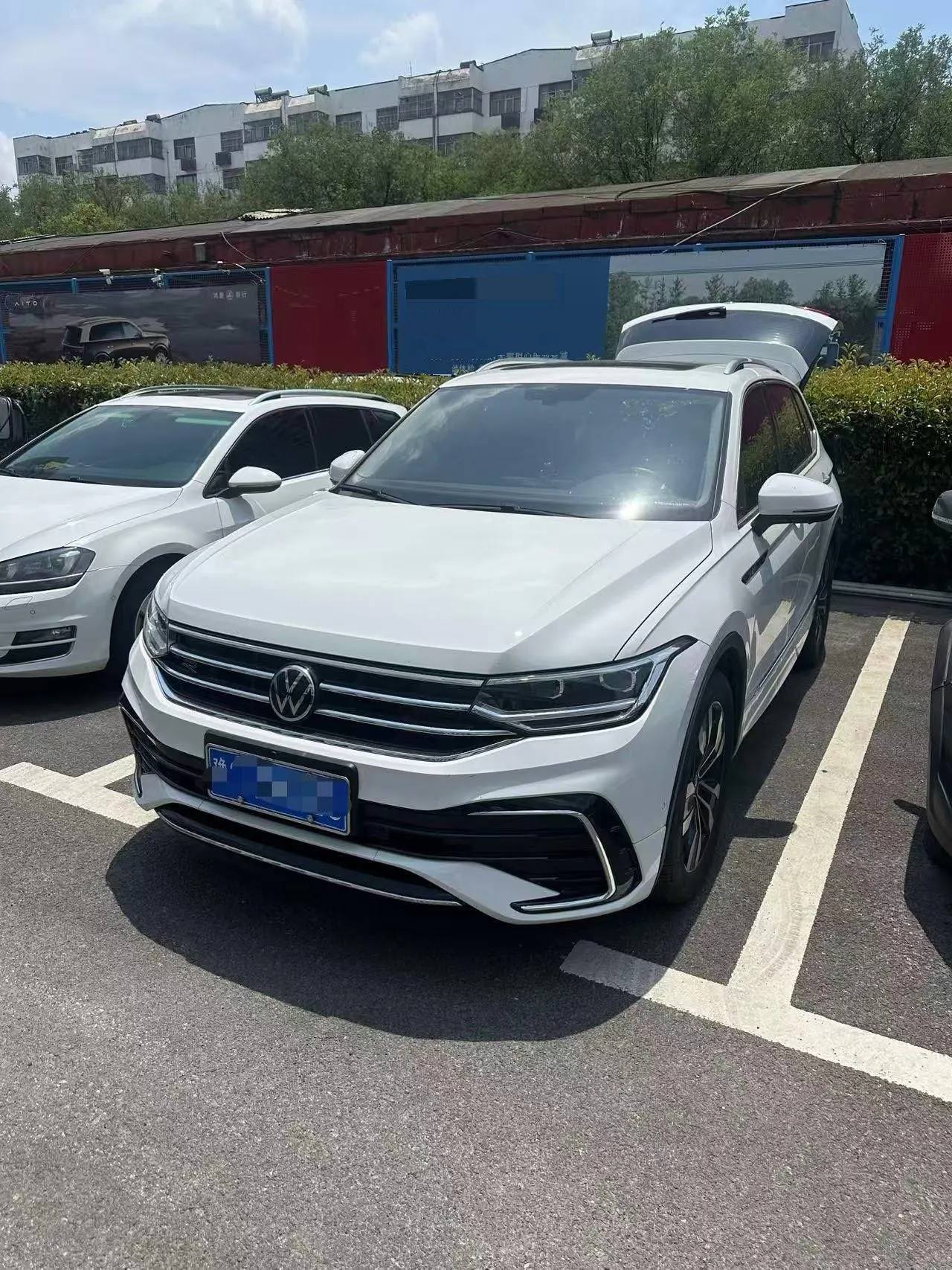 Open image lightbox: Volkswagen 2024 Tiguan L R-Line 2.0TSI 330TSI Two-Drive R-Line Overdrive Automatic Gear