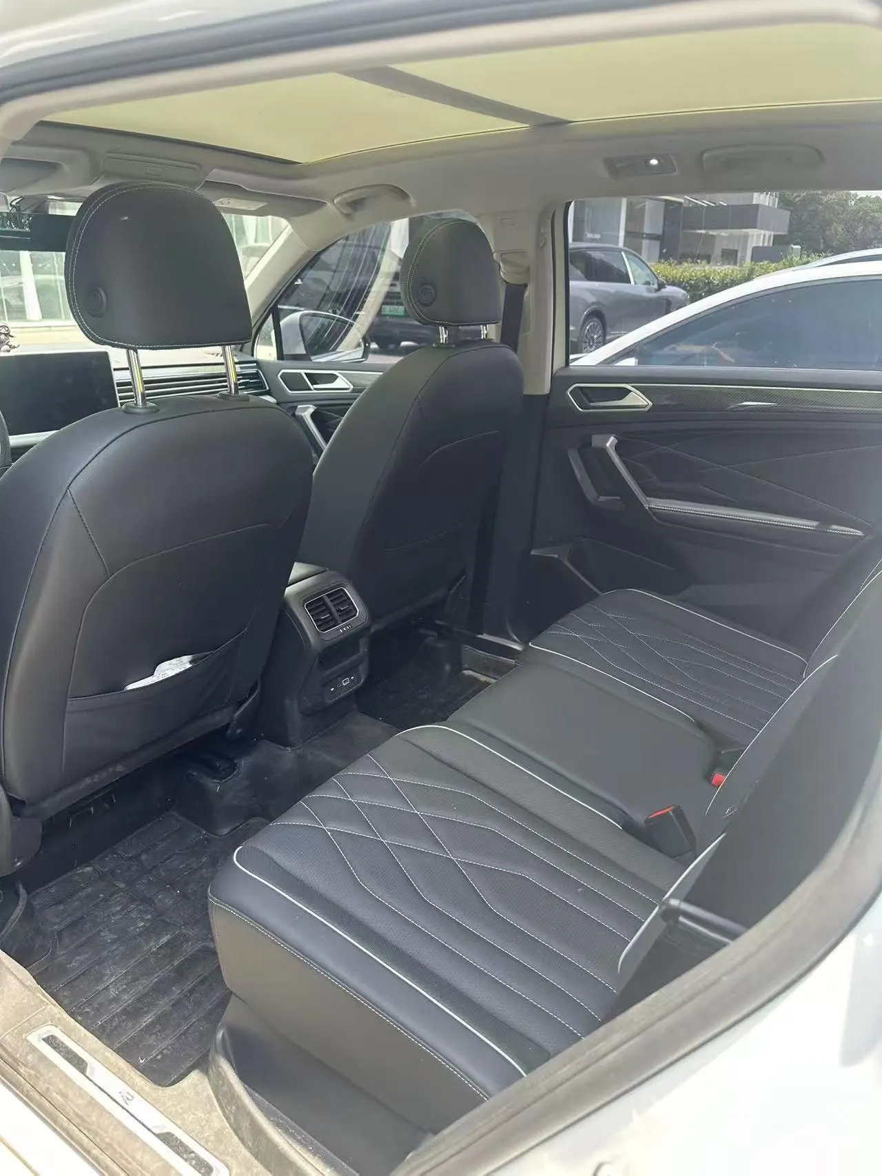 Volkswagen 2024 Tiguan L R-Line 2.0TSI 330TSI Two-Drive R-Line Overdrive Automatic Gear 3