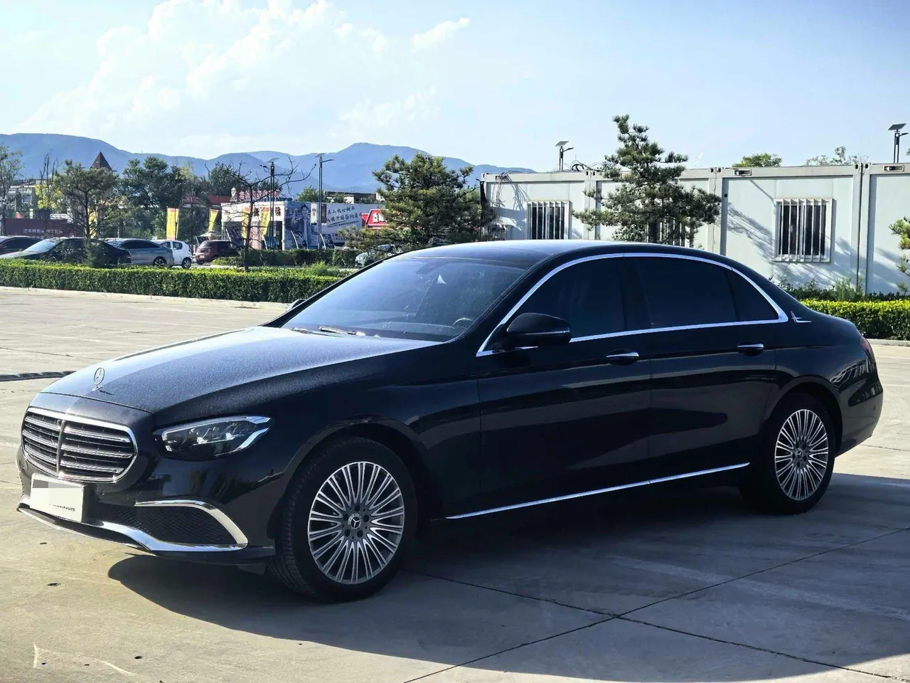 Открыть галерею: Mercedes Benz E Class 2021 E 300 L 2.0T Luxury Automatic Gear