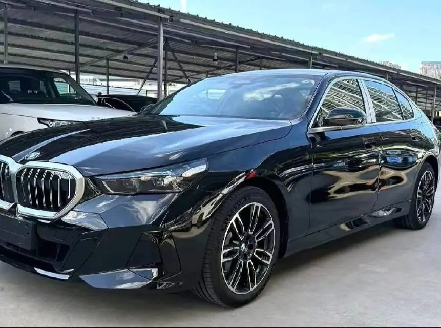 Открыть галерею: BMW 5 Series 2026 model 530Li 48V 2.0T Leading Edition M Sport Package Automatic