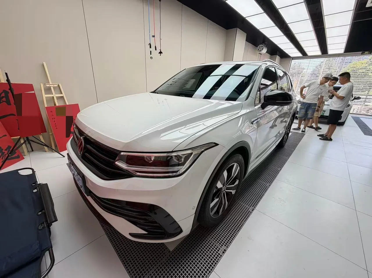 Open image lightbox: Volkswagen 2024 Tiguan L R-Line 2.0TSI 330TSI Two-Drive R-Line Overdrive Automatic Gear