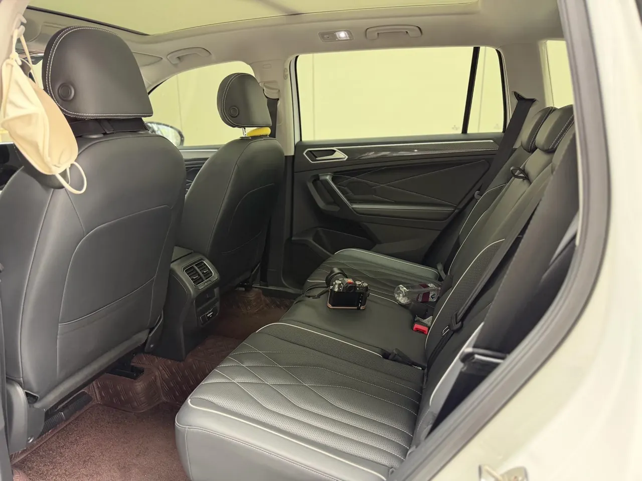Volkswagen 2024 Tiguan L R-Line 2.0TSI 330TSI Two-Drive R-Line Overdrive Automatic Gear 4