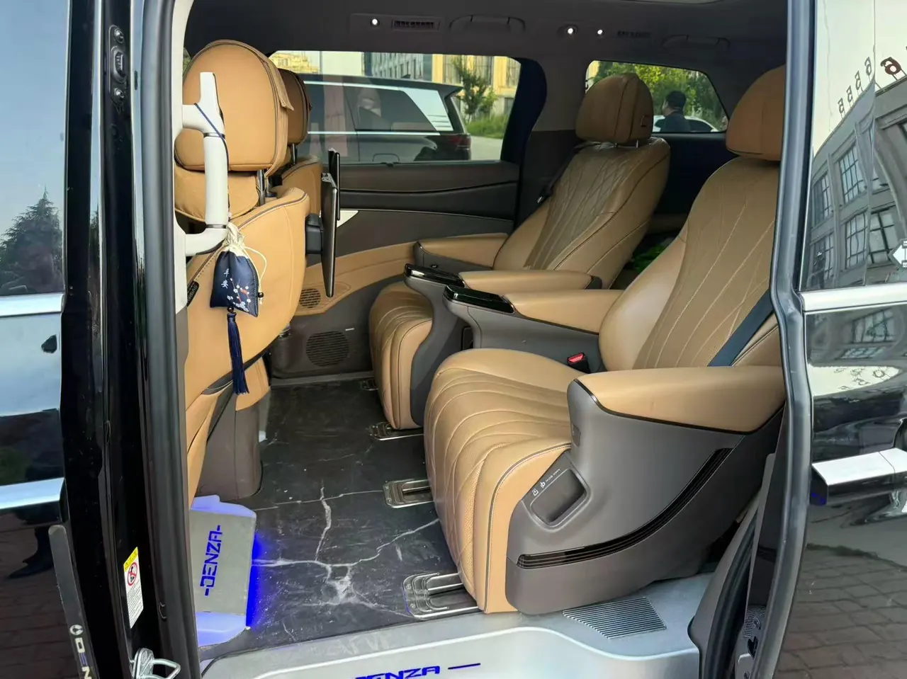 Denza 2022 Denza D9 DM-i 1.5T Stepless 970 Four-wheel Drive Honorable Automatic Gear 5