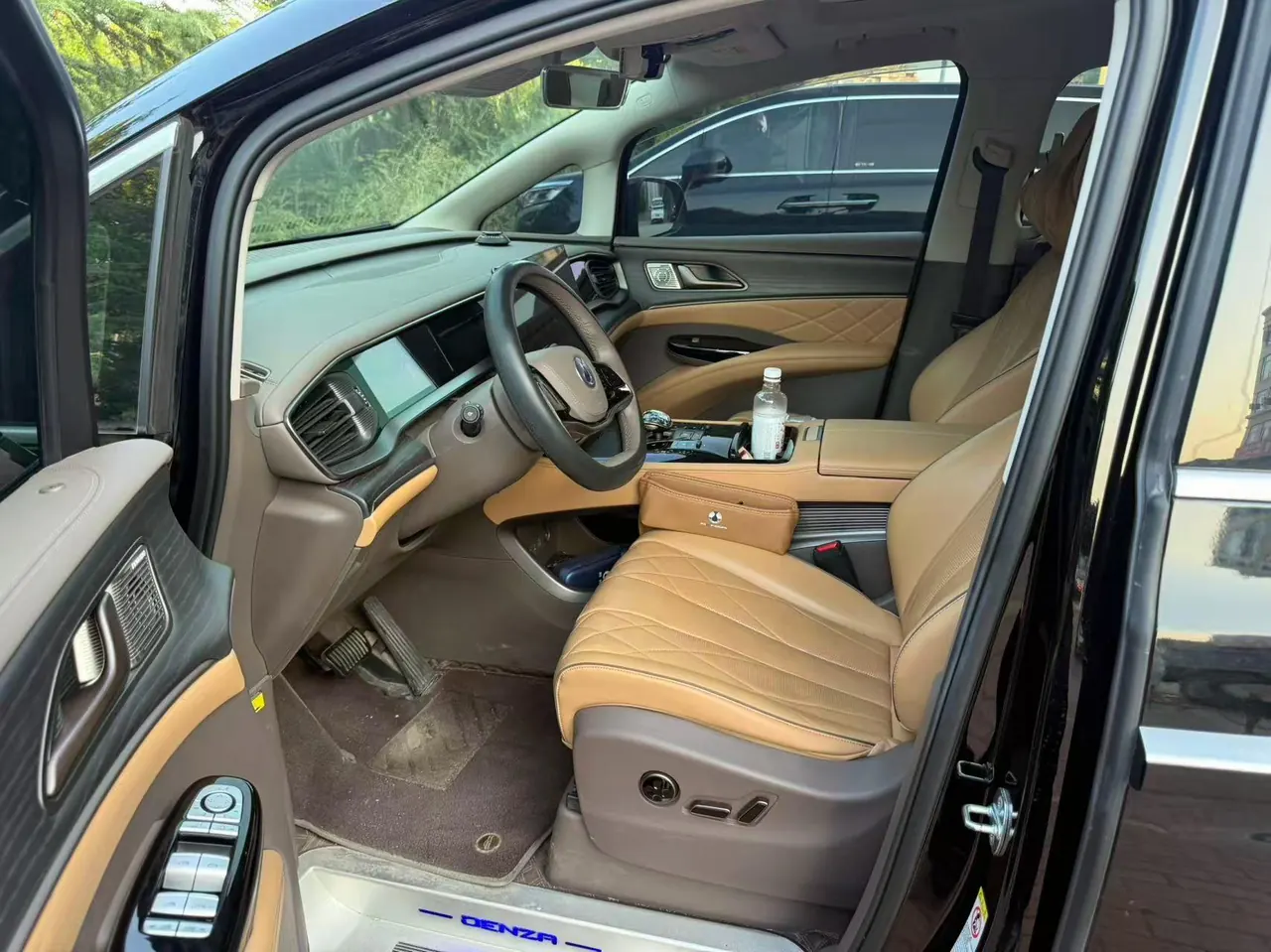Denza 2022 Denza D9 DM-i 1.5T Stepless 970 Four-wheel Drive Honorable Automatic Gear 6
