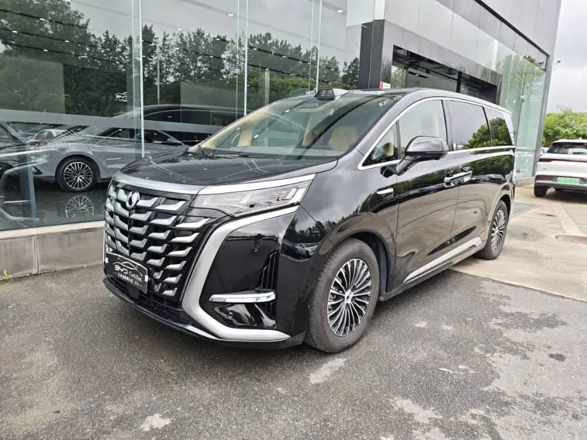Открыть галерею: Denza 2025 Denza D9 DM-i 1.5T Stepless Smart Driving Edition 1020 Four-wheel Drive Honorable Automatic Gear