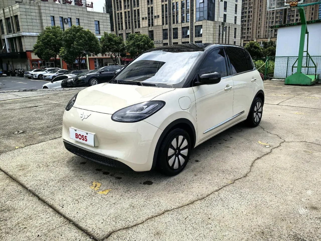 Открыть галерею: WuLing 2024 Plantronics 333km LingBox Connected Automatic Gear
