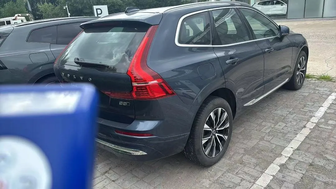 Volvo 2025 XC60 48V 2.0T B5 4WD Zhiyuan Sports Edition Automatic Gear 3