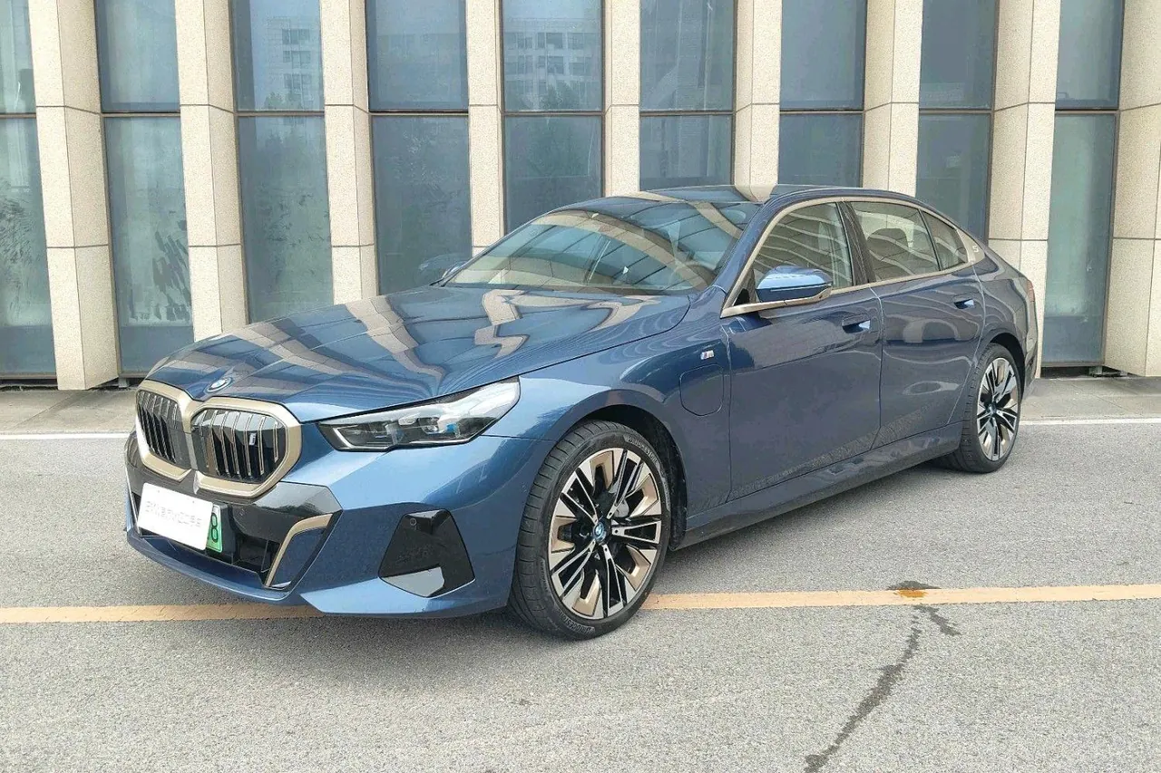 Open image lightbox: BMW 2025 i5 xDrive 50L M sports suit automatic gear
