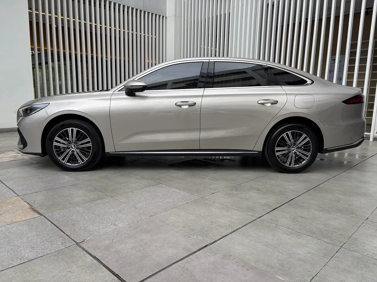 Geely Galaxy 2025 xingyao 6 EM-i 1.5 125km exploration version automatic gear 5
