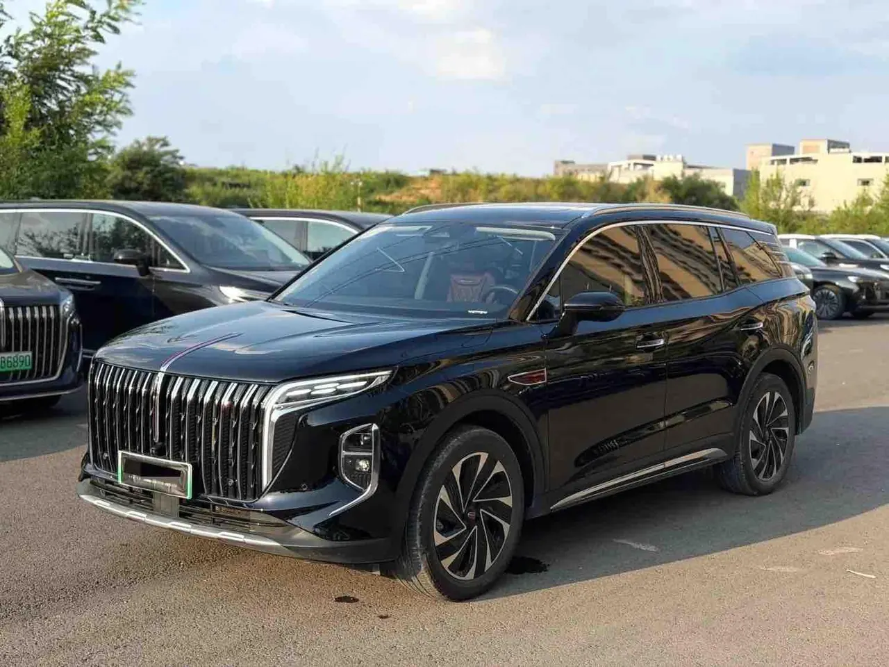 Открыть галерею: HongQi 2024 HS7 PHEV 2.0T 4-wheel drive flag smooth version 6-seat automatic gear