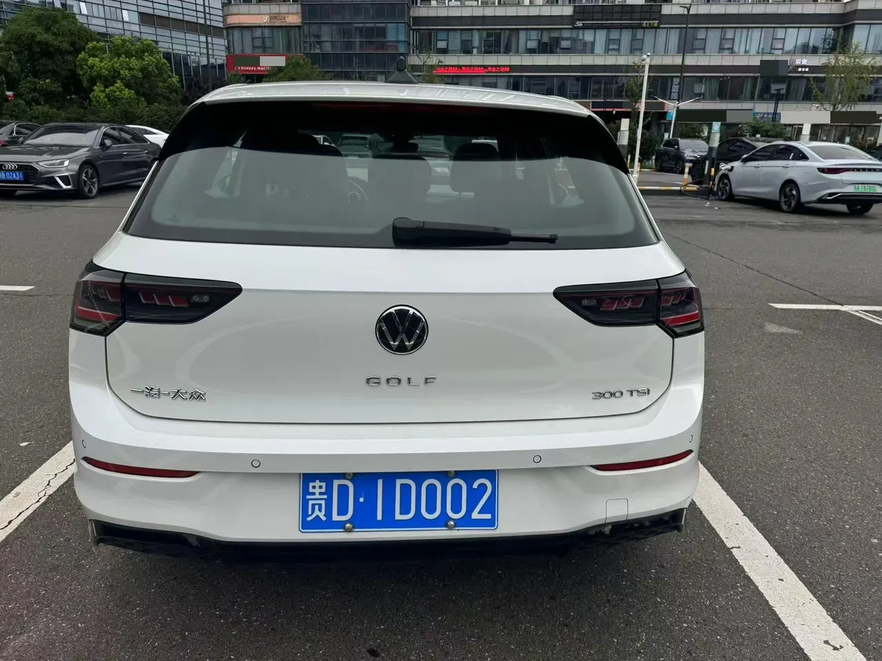 Volkswagen 2025 Golf 8 R-Line 1.5TSI 300TSI Automatic 7