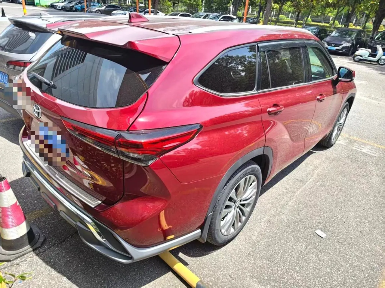 Toyota 2022 Highlander Dual Engine 2.5 Stepless Four-wheel Drive Extreme Edition 7-seat Automatic Gear 2