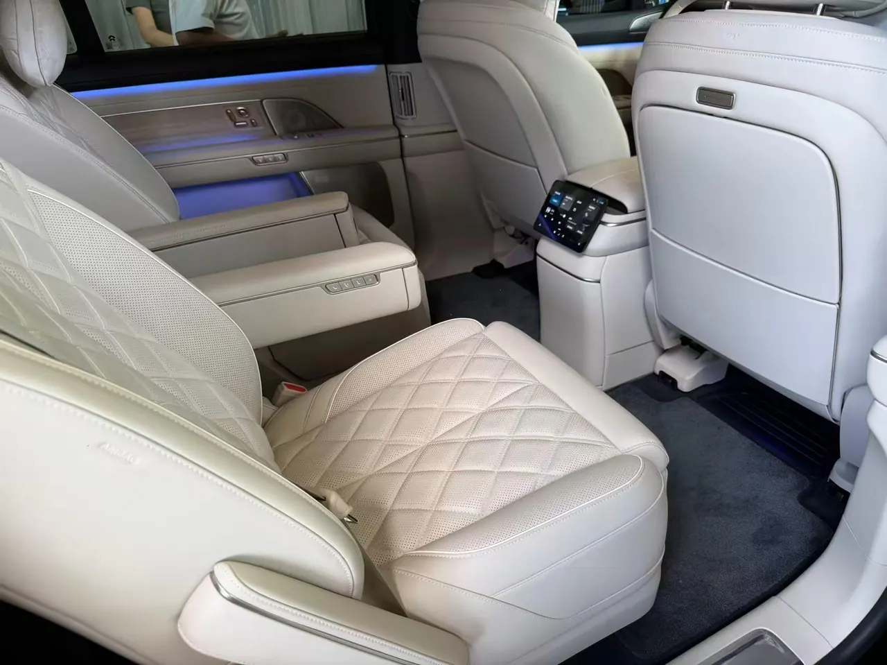 NIO 2026 ES8 6-seat executive deluxe automatic gear 3