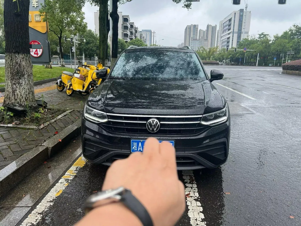 Volkswagen 2025 Tiguan L 1.5TSI 300TSI outstanding two-wheel drive Longteng version automatic gear 2