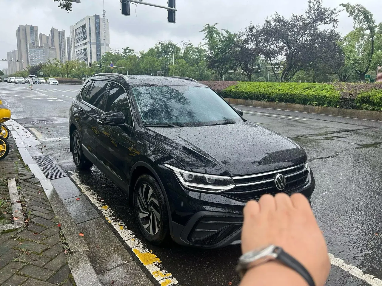 Volkswagen 2025 Tiguan L 1.5TSI 300TSI outstanding two-wheel drive Longteng version automatic gear 3