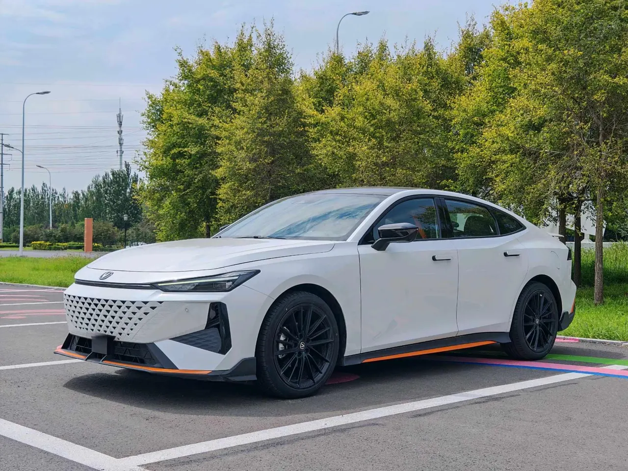 Открыть галерею: ChangAn 2024 UNI-V 1.5T Distinguished Sports Automatic