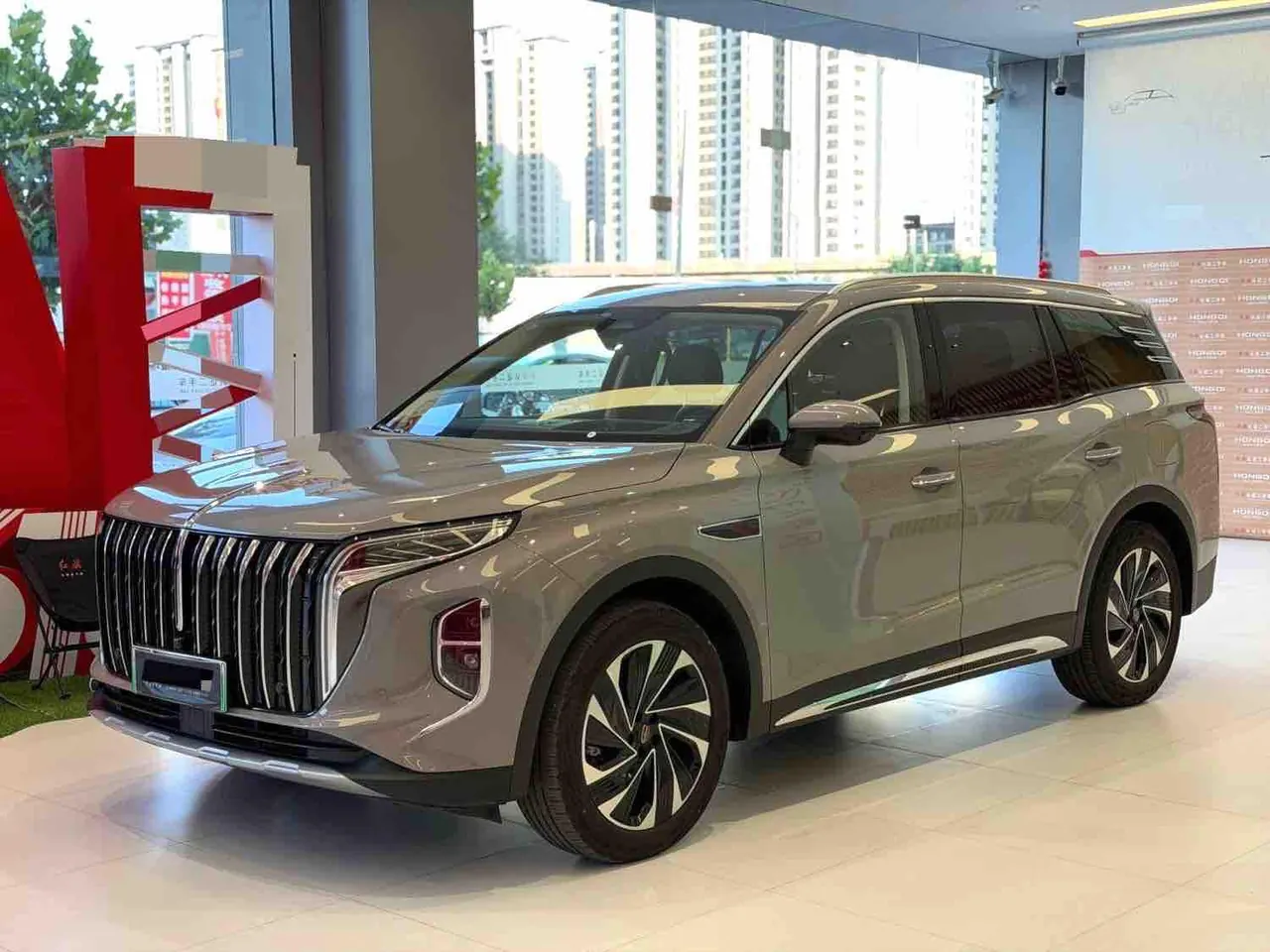 Открыть галерею: HongQi 2024 HS7 PHEV 2.0T 4-wheel drive flag smooth version 6-seat automatic gear
