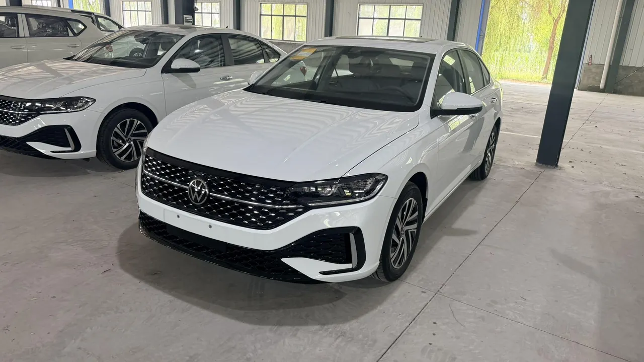 Открыть галерею: Volkswagen 2026 LaVida 1.5 5 Million Edition Automatic