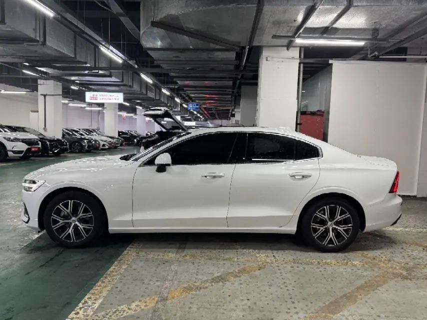 Volvo 2026 S60 48V 2.0T B4 Zhiyi Deluxe Edition Automatic Gear 3