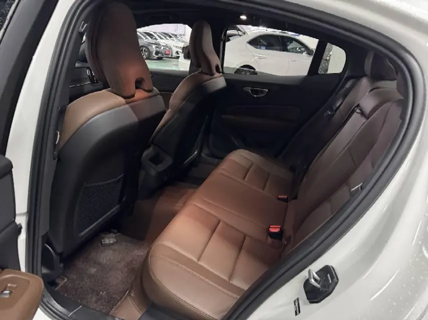 Volvo 2026 S60 48V 2.0T B4 Zhiyi Deluxe Edition Automatic Gear 6