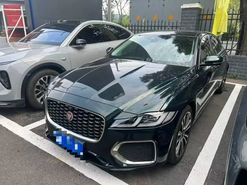 Открыть галерею: Jaguar 2022 XFL 2.0T P 12500.00g Drive Enjoy Deluxe Edition Automatic Gear