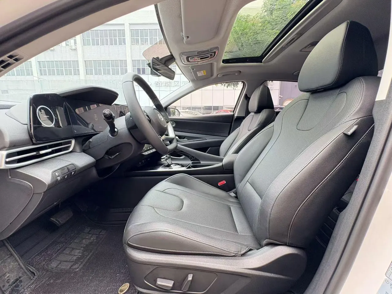Hyundai 2023 Elantra -3-compartment 1.5 stepless LUX premium automatic gear 4