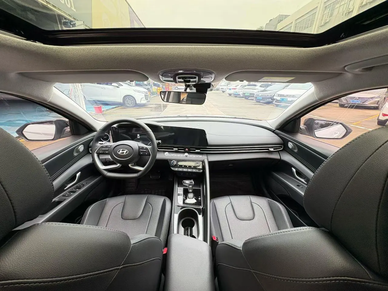Hyundai 2023 Elantra -3-compartment 1.5 stepless LUX premium automatic gear 5