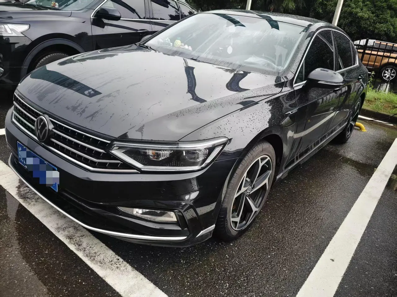 Open image lightbox: Volkswagen 2023 Magotan 2.0TSI 330TSI 2 million Commemorative Luxury Automatic Gear