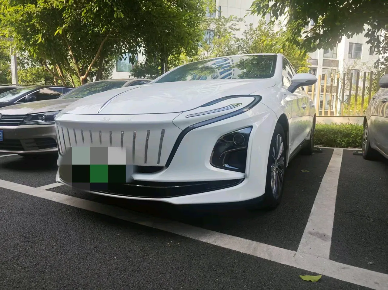 Открыть галерею: HongQi 2022 E-QM 5 431km Charging Enjoy Edition Automatic Gear