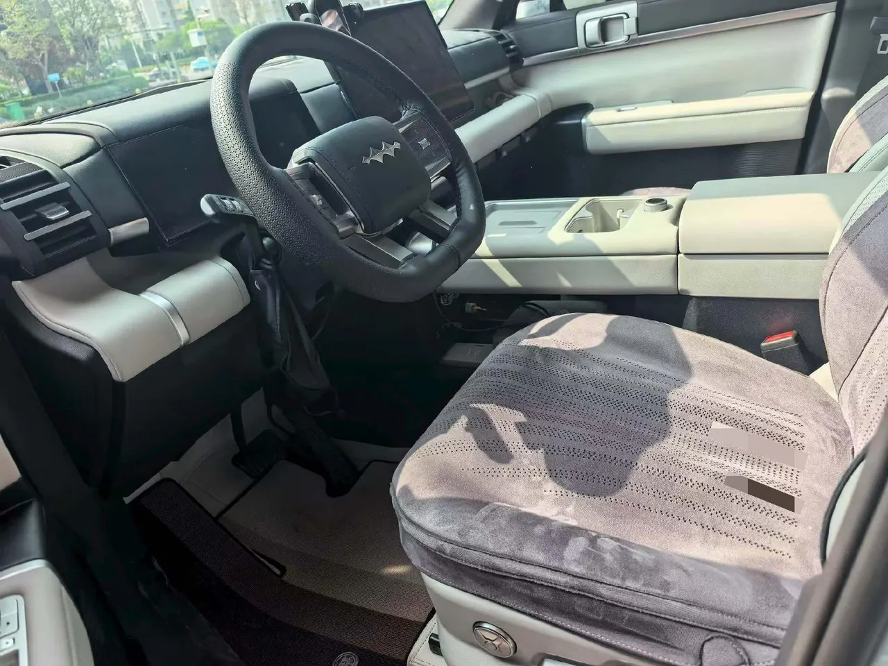 FangChengBao 2025 titanium 7 1.5T stepless 190KM four-wheel drive Ultra version of automatic gear 2