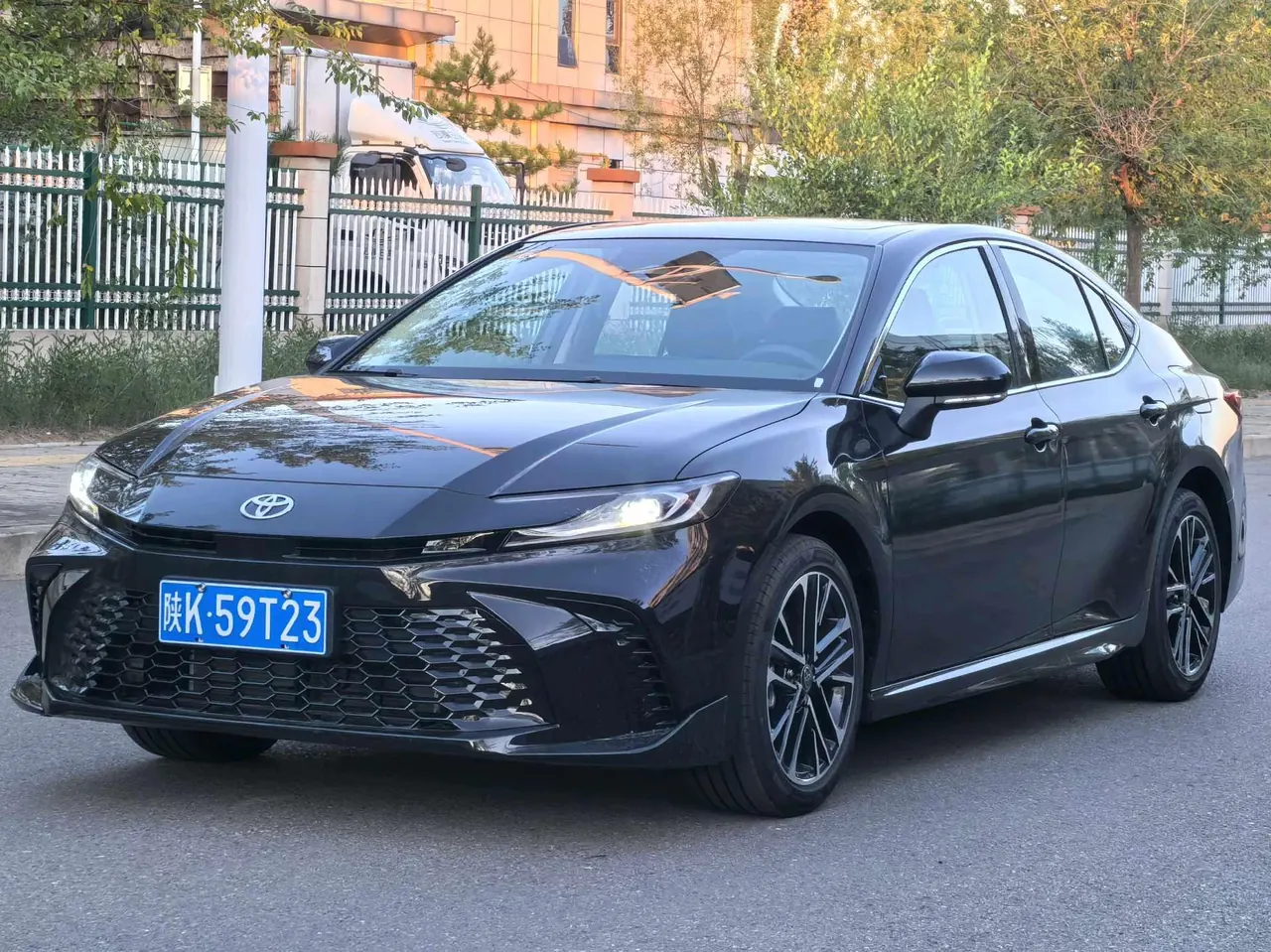 Открыть галерею: Toyota 2026 Camry Double Engine 2.0HSE Stepless Sports Lite Edition Automatic Gear