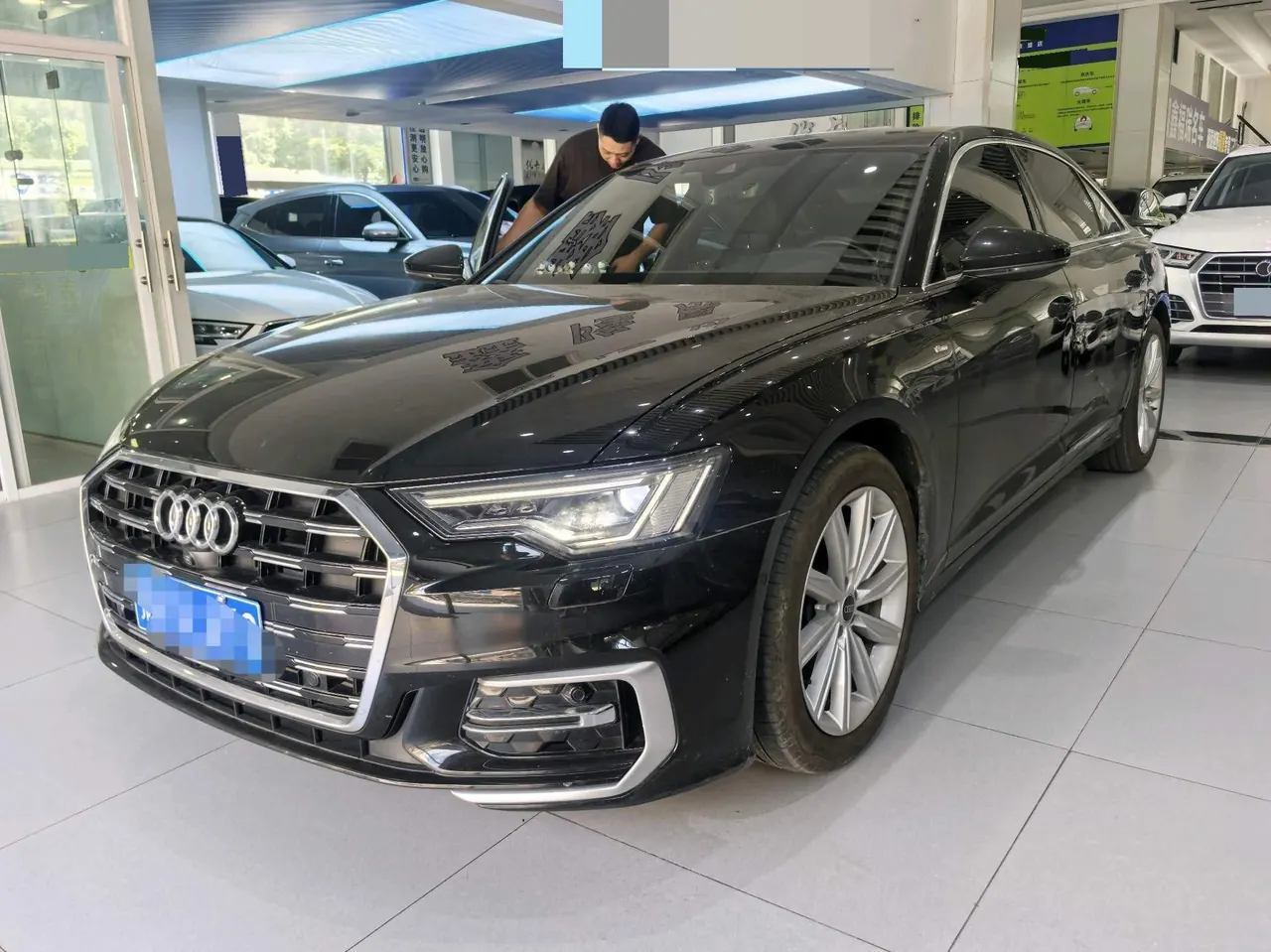 Открыть галерею: Audi 2024 A6L 2.0TFSI 45TFSI Quattro Selected Dynamic Automatic