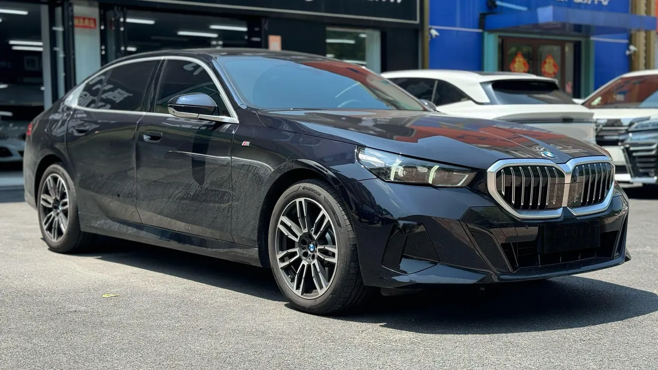 BMW 5 Series 2026 model 530Li 48V 2.0T Leading Edition M Sport Package Automatic 3