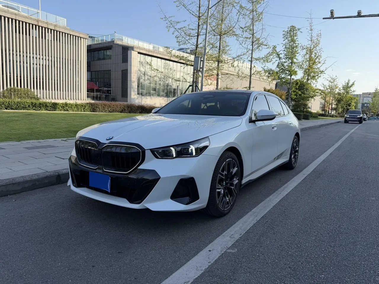 打开图片灯箱:BMW 5 Series 2026 530Li 48V 2.0T Exclusive M Sports Suit (Modified) Automatic Gear