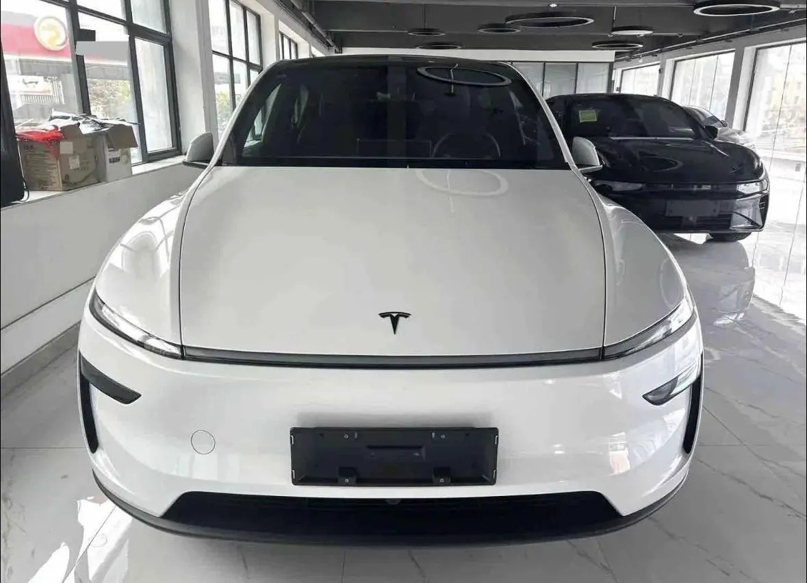 Tesla 2026 Model Y Rear-Wheel-Drive Automatic 2