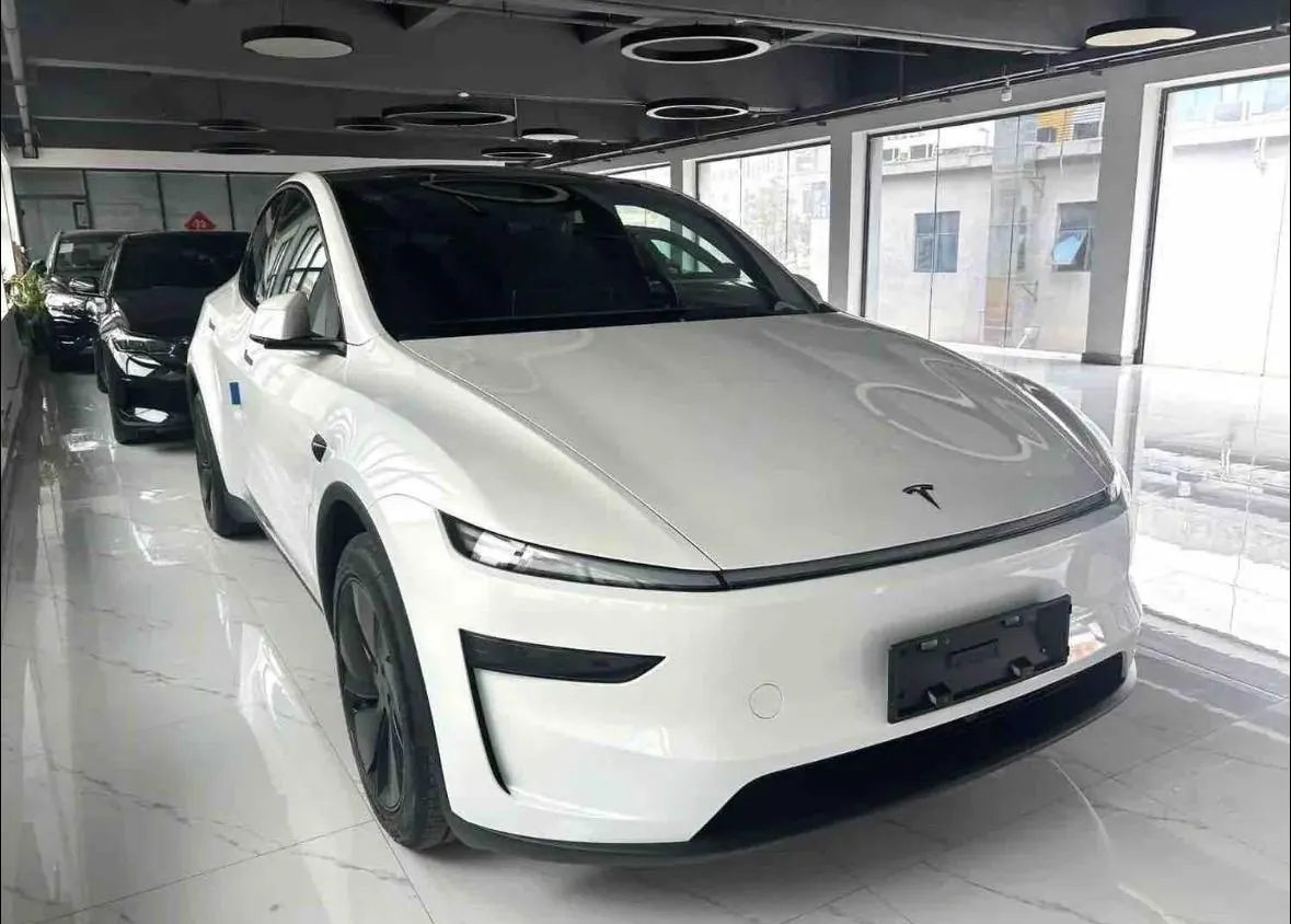 Tesla 2026 Model Y Rear-Wheel-Drive Automatic 3