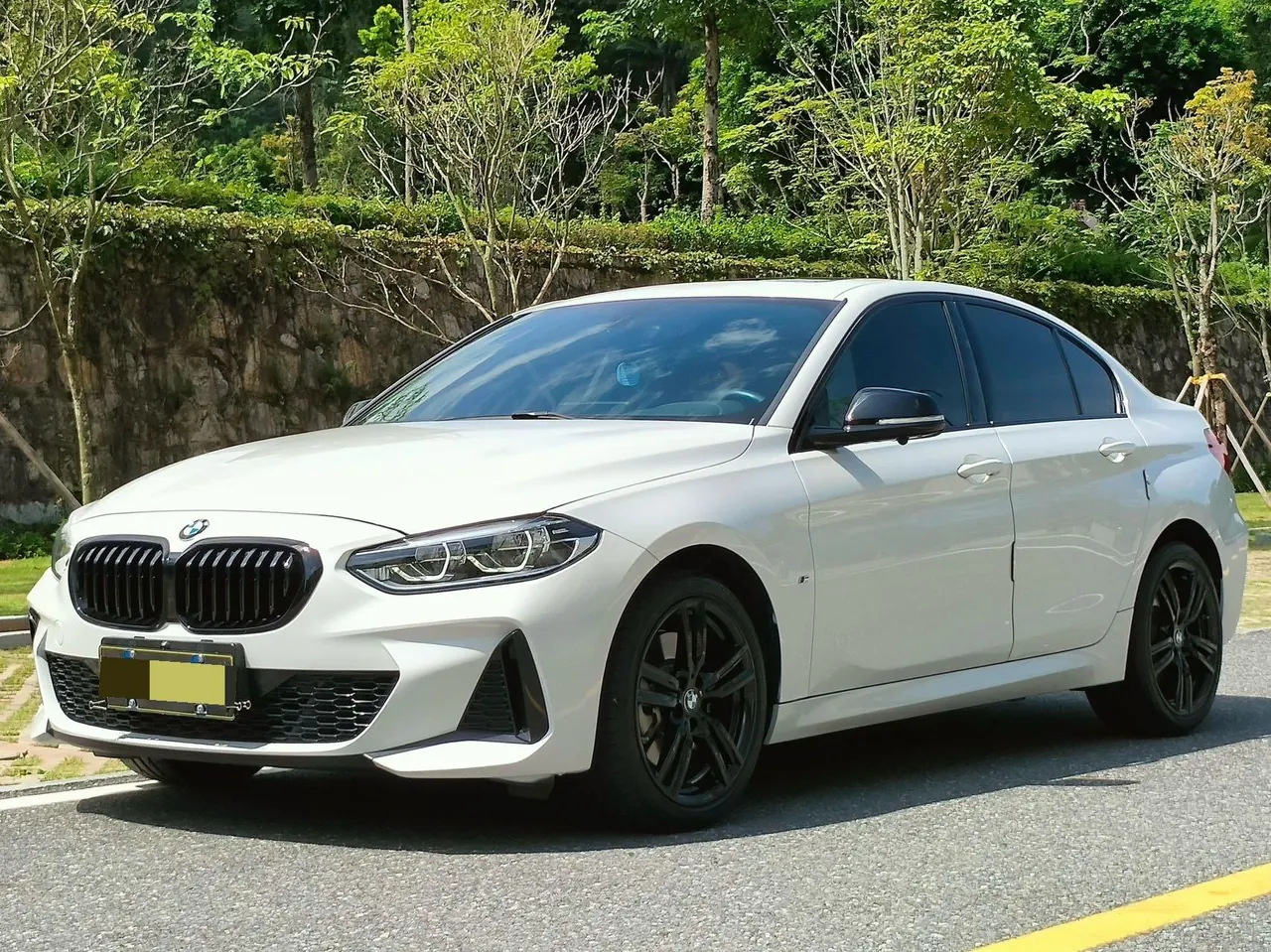 打开图片灯箱:BMW 1 Series 2023 125i 2.0T M Sports Obsidian Night Edition Automatic Gear