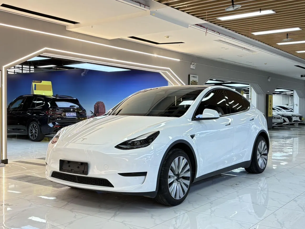 Open image lightbox: Tesla 2024 Model Y rear-wheel drive version automatic transmission