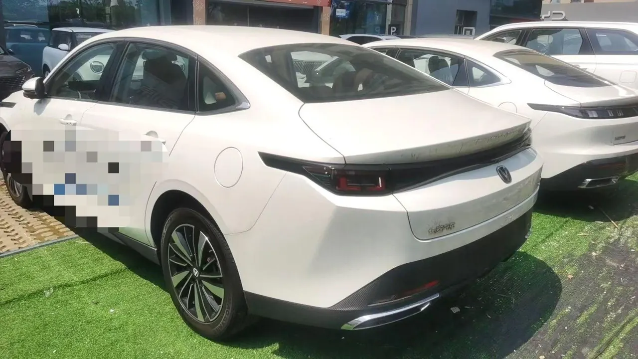 ChangAn Yidong New Energy 2025 Yidong PHEV 1.5 Stepless Smart New Blue Whale 145KM Battleship Edition Automatic Gear 3